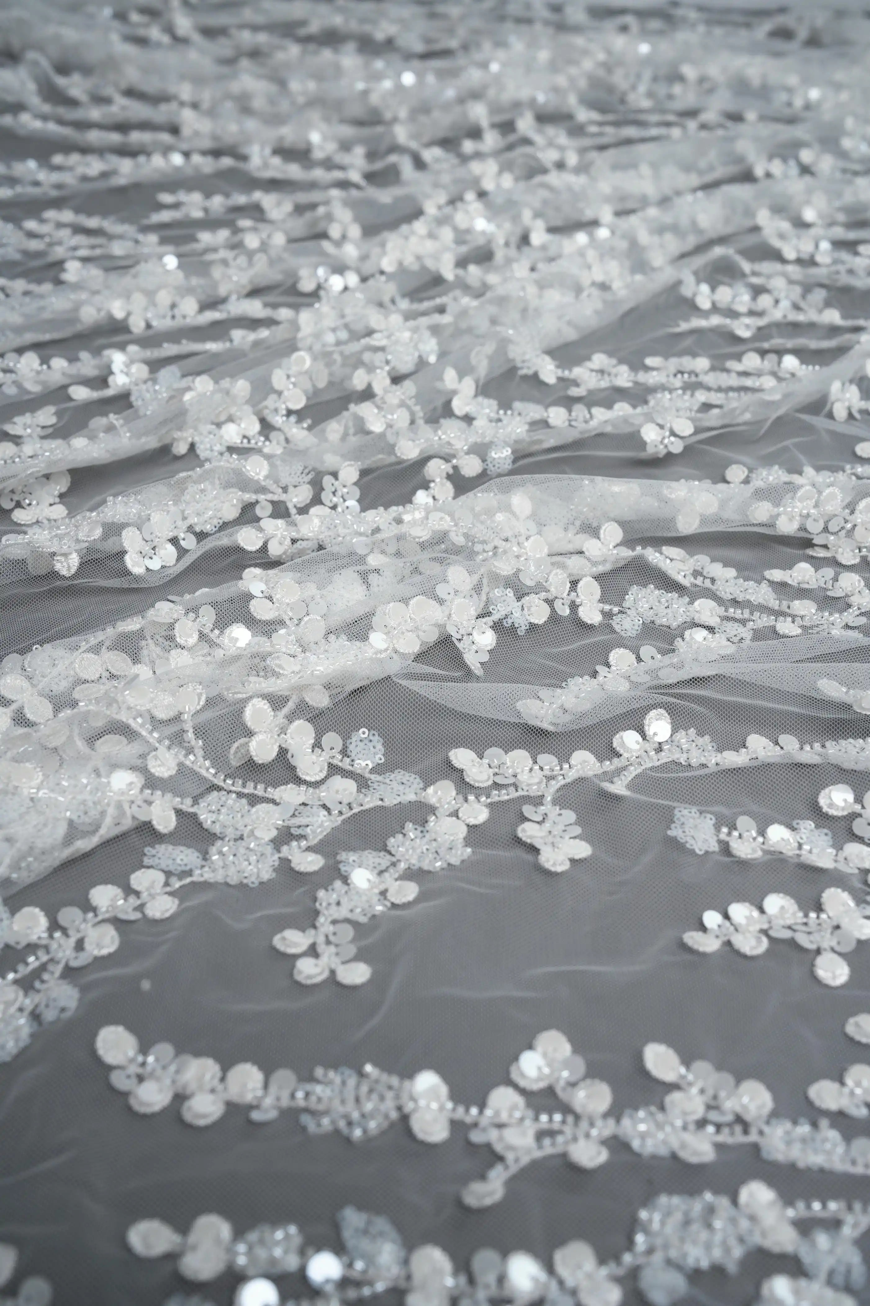 Высококачественная тюлевая ткань с белыми кружевными блестками и бисером для