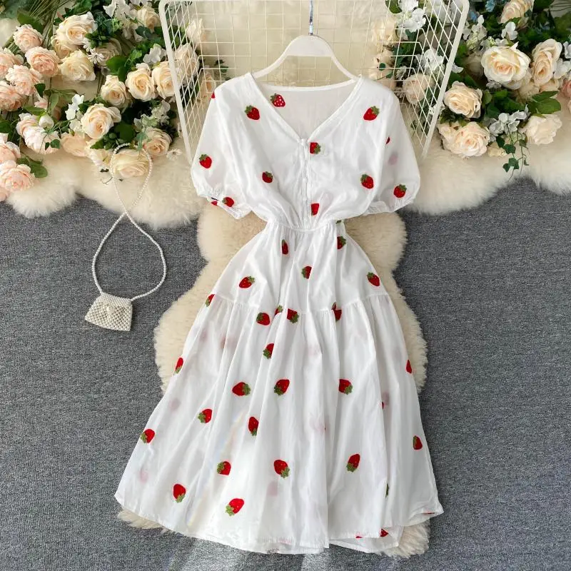 Женское элегантное платье миди с вышивкой и V-образным вырезом |