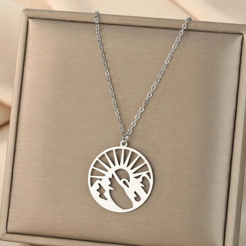 Женское колье с подвеской в виде горного пейзажа