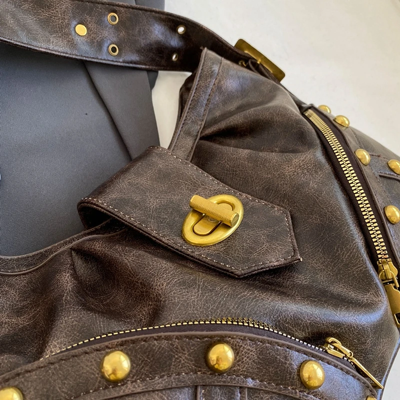 Однотонная сумка на плечо из ПУ кожи с заклепками и молнией