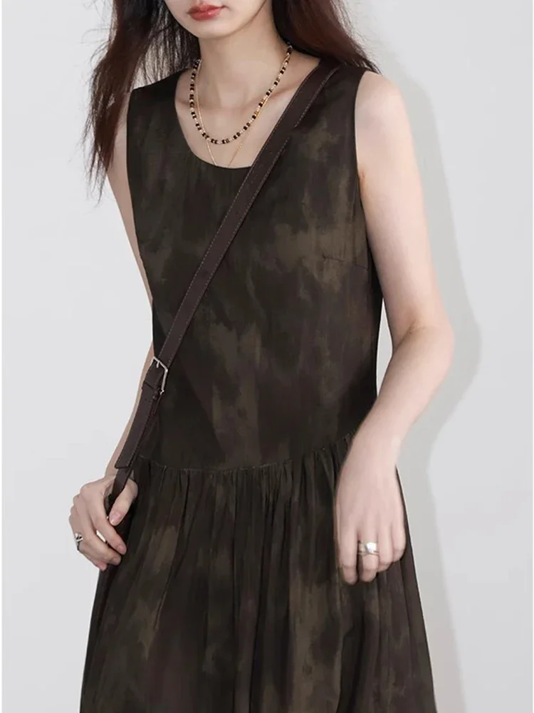 Женское платье без рукавов с круглым вырезом и принтом