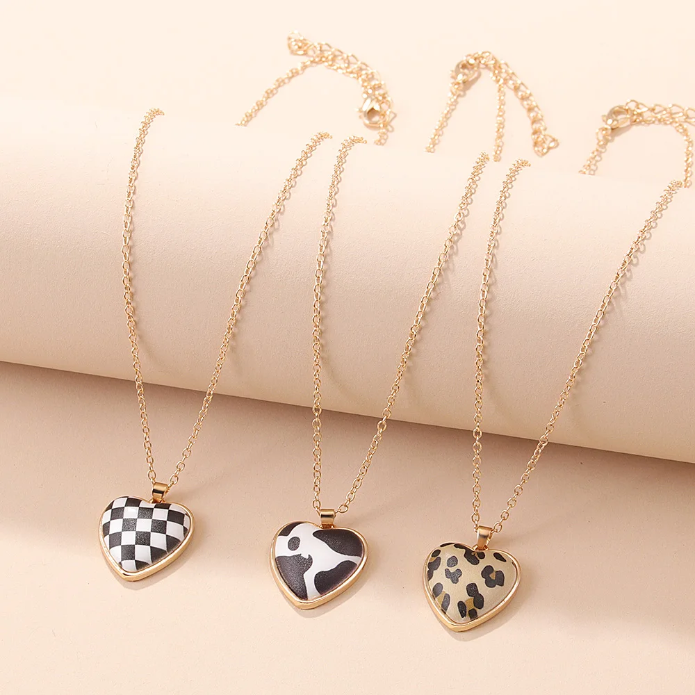 

Ins Models Hip-hop Checkerboard Black And White Plaid Love Sweater Necklace Sweet Cool Girls Accessories