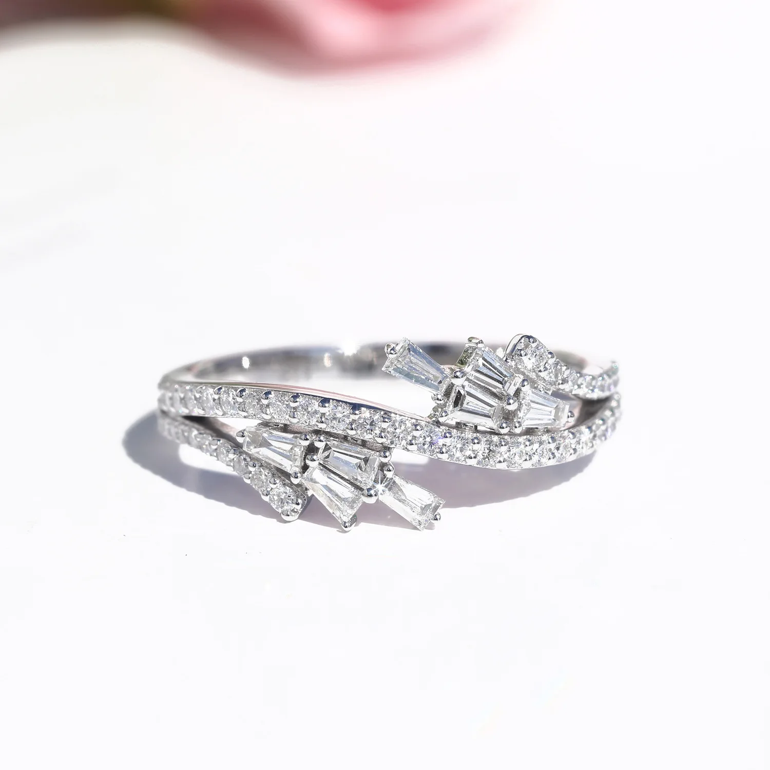 

Женское кольцо из серебра 925 пробы с фианитом