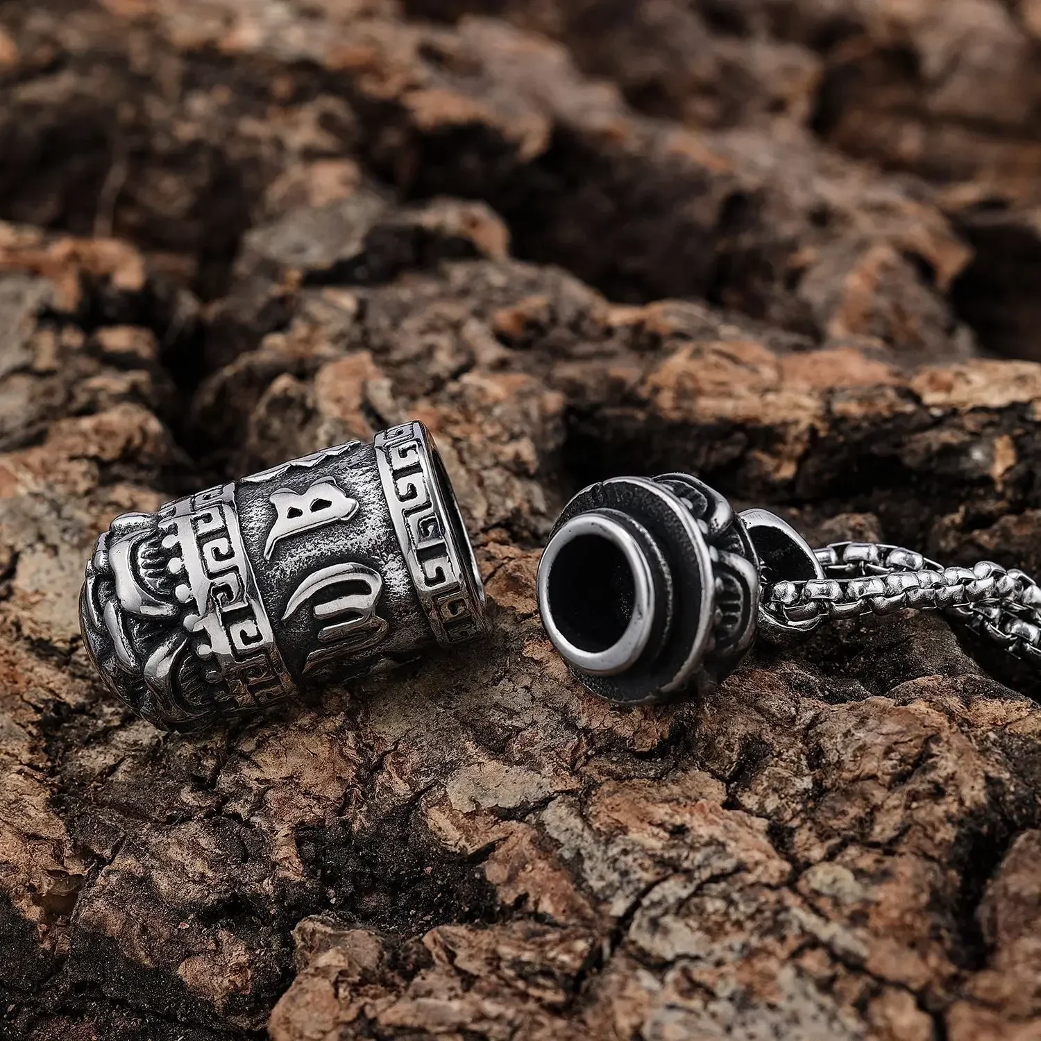 Открывающаяся цилиндрическая подвеска из нержавеющей стали Sanskrit для мужчин