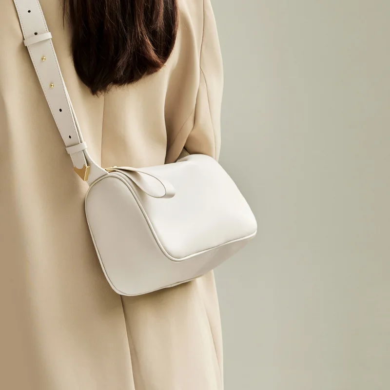 

The new 2023 high-grade texture leather women's bag fashion portable diagonal dumpling bag niche versatile commuting armpit bag