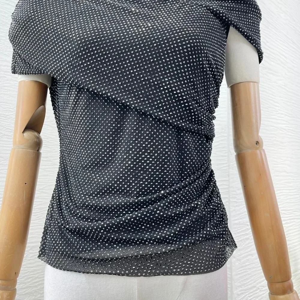 Женская прессованная блузка с короткими рукавами и вырезами черными