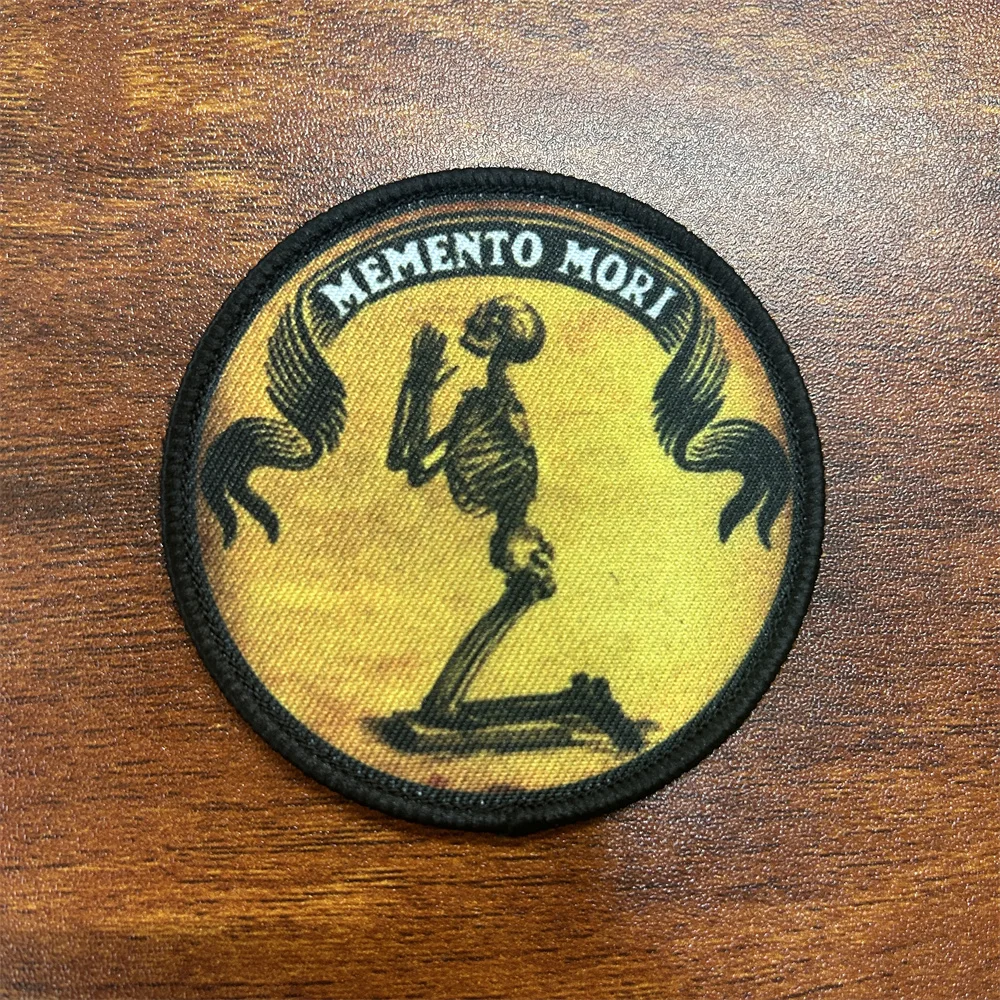 Тактическая нашивка Memento Mori с изображением черепа смерти на открытом воздухе