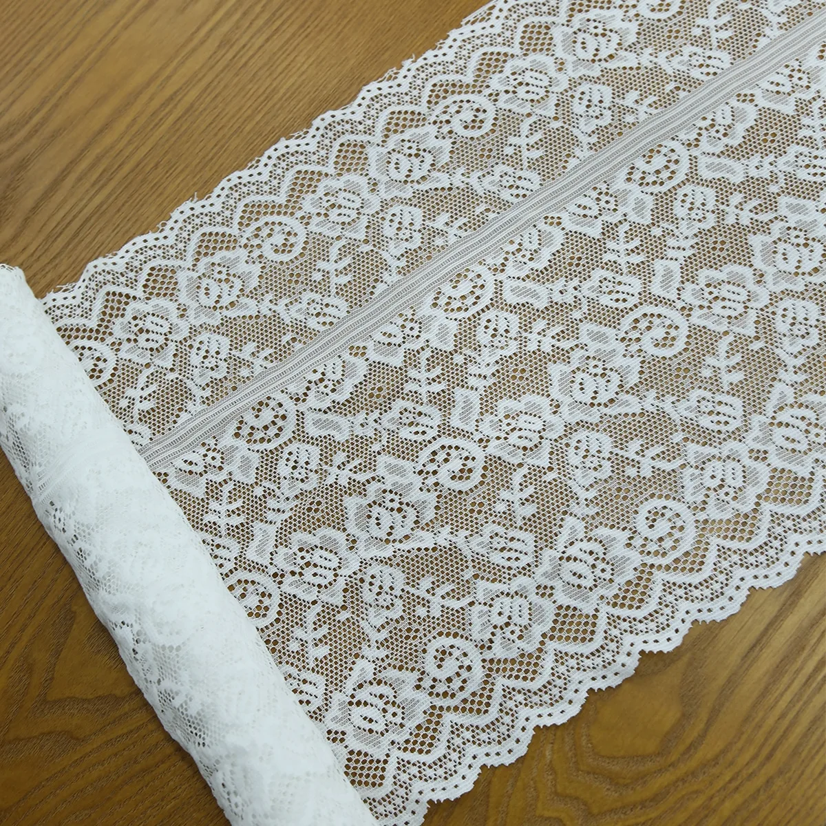 

Белый маленький кружевной стол с розой и флагом в деревенском романтическом стиле, подходит для гостиной, обеденного стола