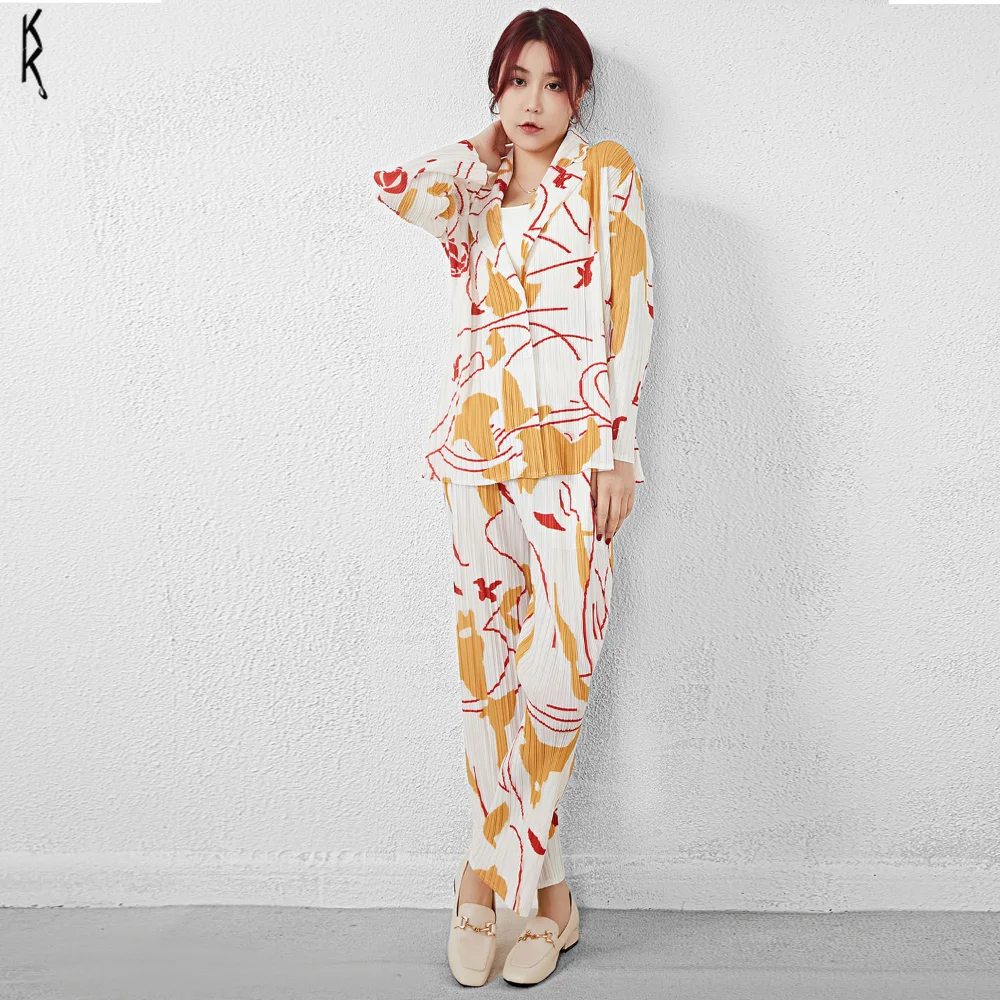 

Женская футболка с принтом и универсальные брюки до щиколотки