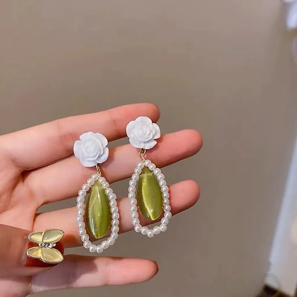 

New French Vintage Green Opal Stud Earrings for Women Pearl Camellia Water Drop Pendant Earrings Fashion Exquisite Clip Earrings