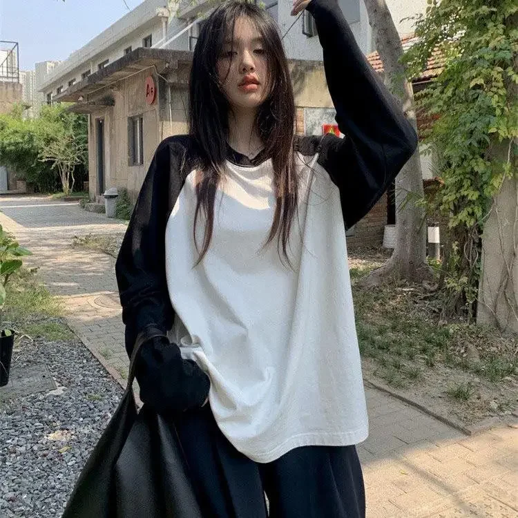 Женская футболка с длинным рукавом круглым вырезом и пэчворком