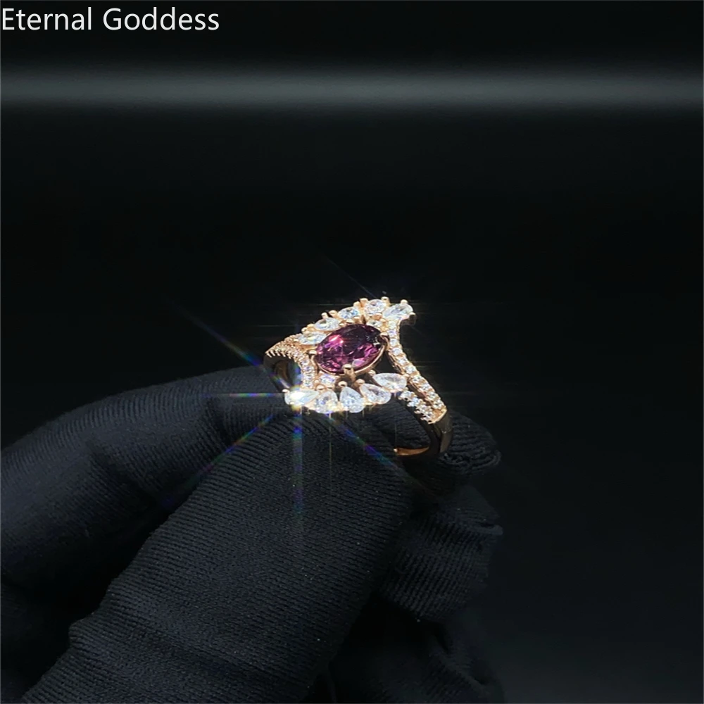 

Женское кольцо из серебра 925 пробы с красным гранатом