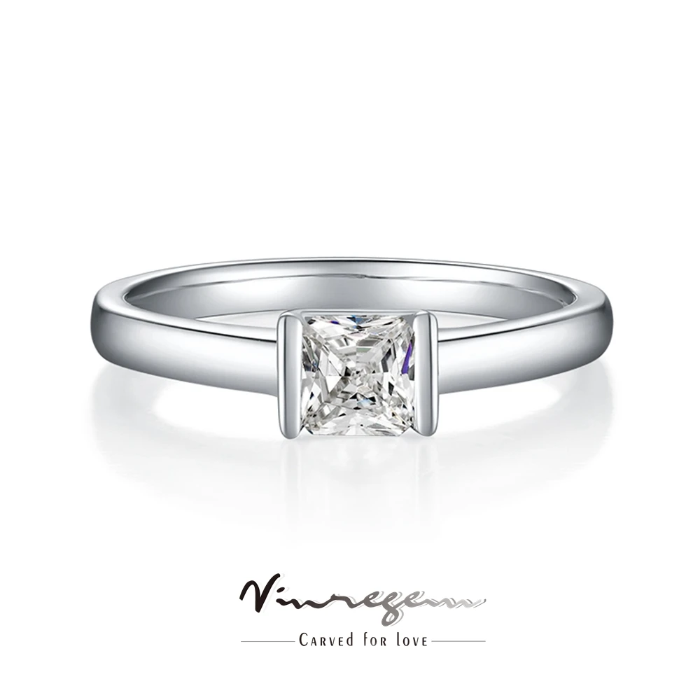 

Женское кольцо из серебра 925 пробы с бриллиантами диаметром 4,5 мм