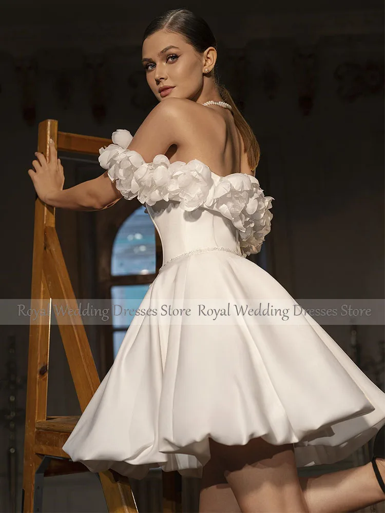 Свадебное атласное платье с открытыми плечами