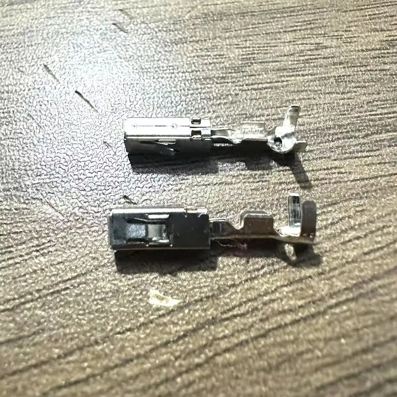 

XG7046Y-3.5-11/21 tyco Amp 4-контактный Женский Водонепроницаемый Автомобильный Электрический разъем 1-1418390-1