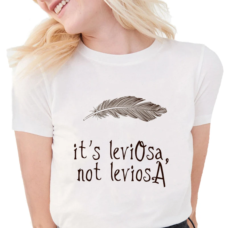 

Футболка женская с принтом перьев и надписью It's LeviOsa Not LeviosA