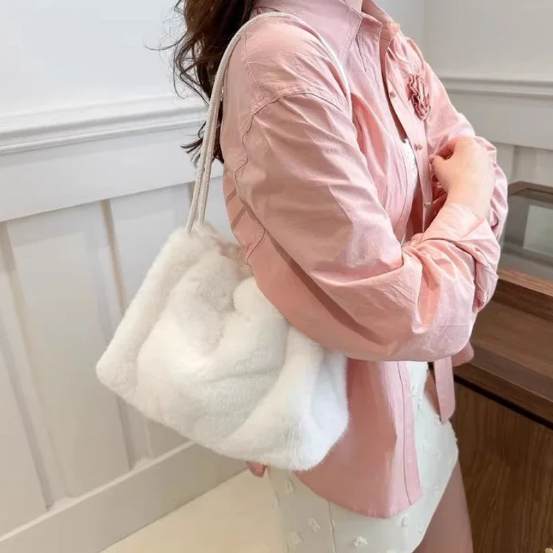 wa damska futrzana marszczona jesienno-zimowa luksusowa jednokolorowa torba na ramię minimalistyczny styl pasek ze skóry PU elegancka z uchwytem