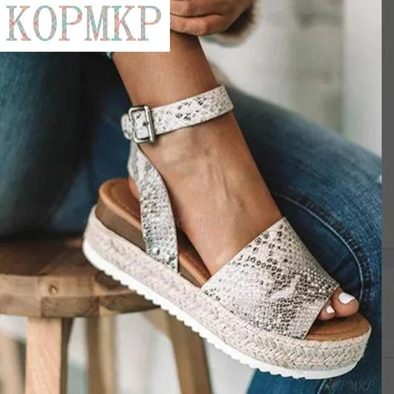 

Женские босоножки на плоской платформе, сандалии с леопардовым принтом, ремешками и пряжками, Повседневная Уличная пляжная обувь с открыты...