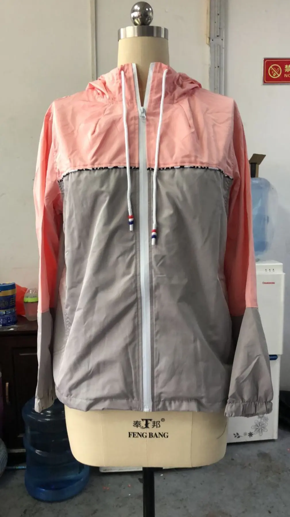 

Легкие женские дождевики с капюшоном, Водонепроницаемые Дождевики с длинным рукавом, уличный плащ на молнии с кулиской для активного отдых...