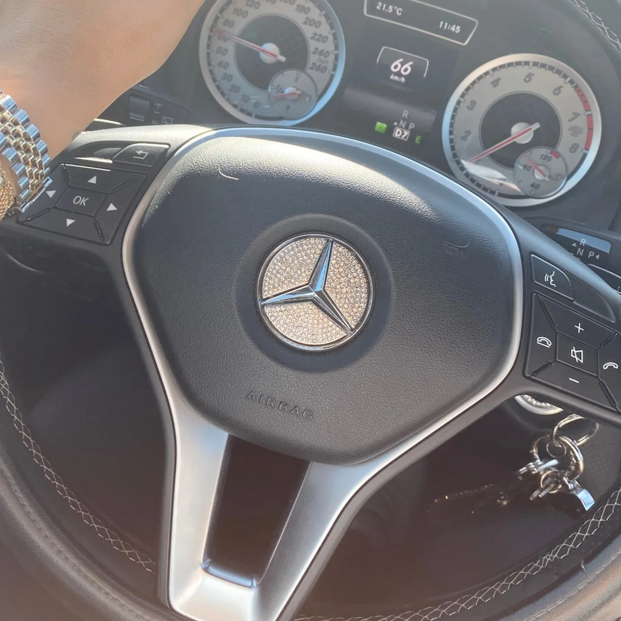 

Автомобильная эмблема рулевого колеса 3D Стразы логотип наклейка с алмазным украшением для Mercedes Benz A/B/C/E/GLA/CLA/GLC/GLK/GLE серии