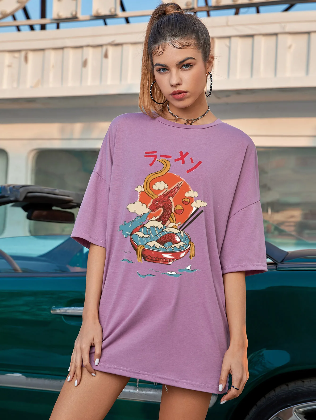 

Футболка женская оверсайз с графическим принтом, модная свободная хлопковая рубашка с клубничным принтом, повседневная хипстерская футбол...