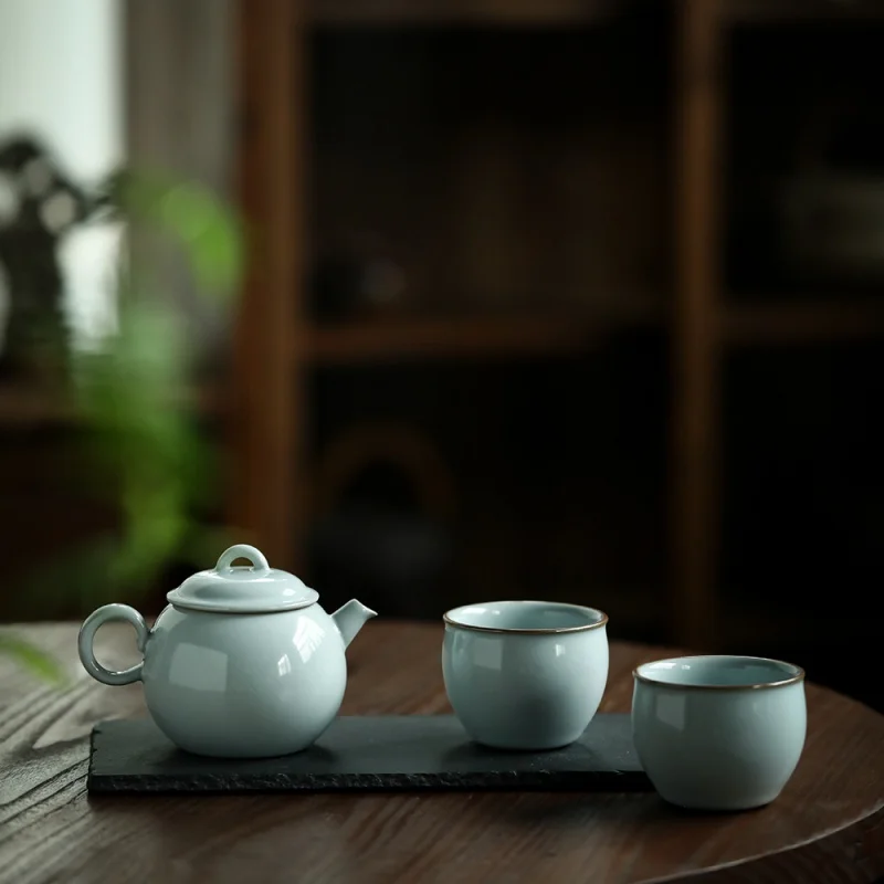 

Керамическая посуда, официальная Обжиговая посуда для России, одна кастрюля, две чашки, потрескавшийся льдом, обрезанный глазурь, поддерживаемый Ru-фарфор, искусственная кожа, домашний офис Se