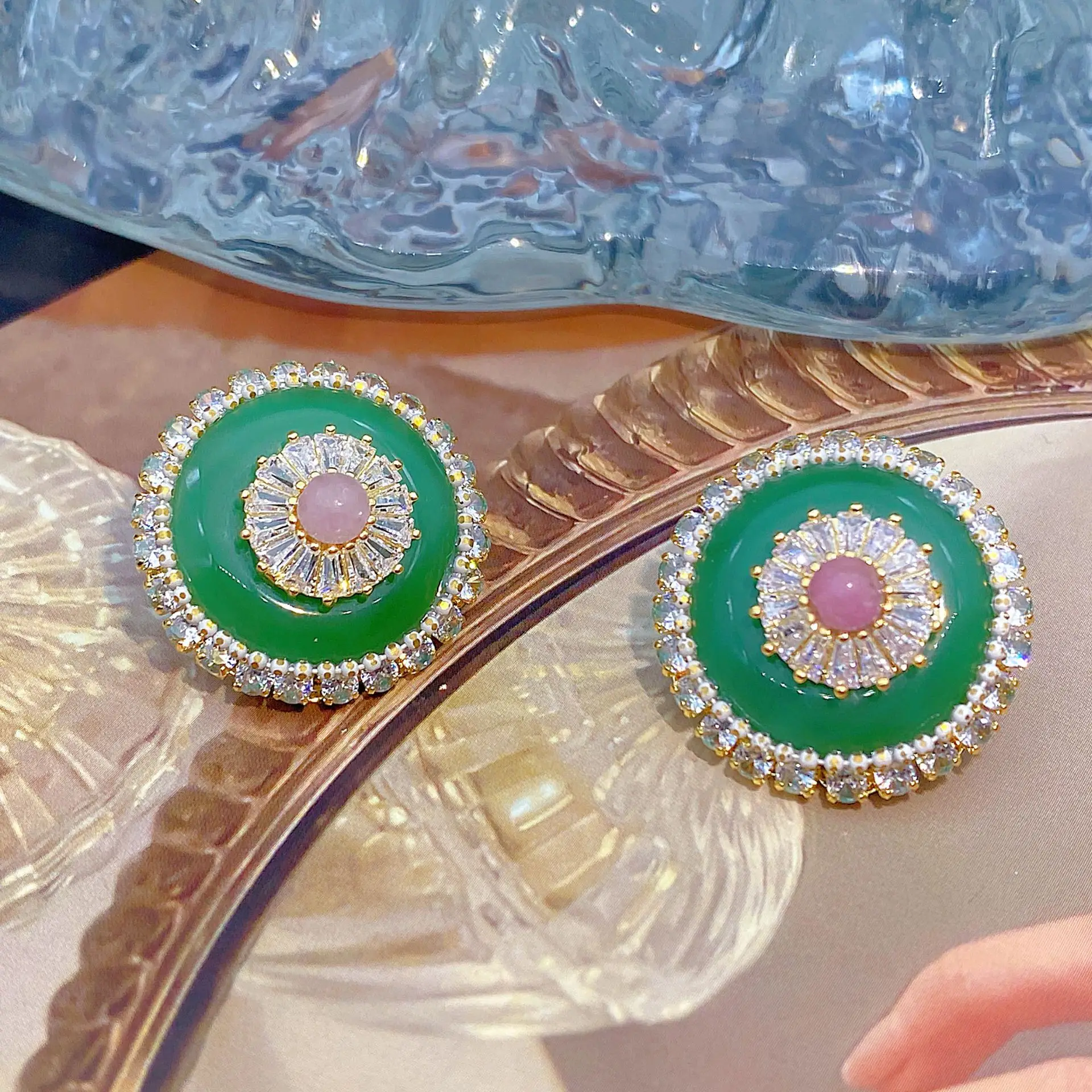 

Romantic Vintage Luxury Emerald Diamond C Shape Ear Stud 925 Silver Pin Poetic Jade Green Stone CZ Hoop Huggie Earring Jewelry