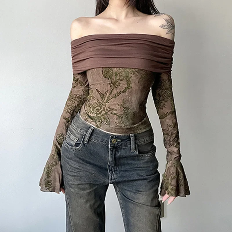 Сексуальная облегающая футболка с открытыми плечами и расклешенными рукавами
