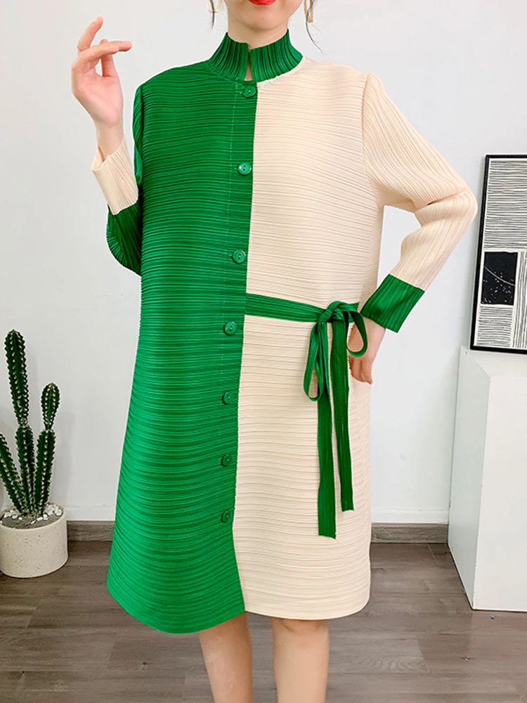 LANMREM контрастного цвета плиссированное платье с поясом воротник-стойка длинные
