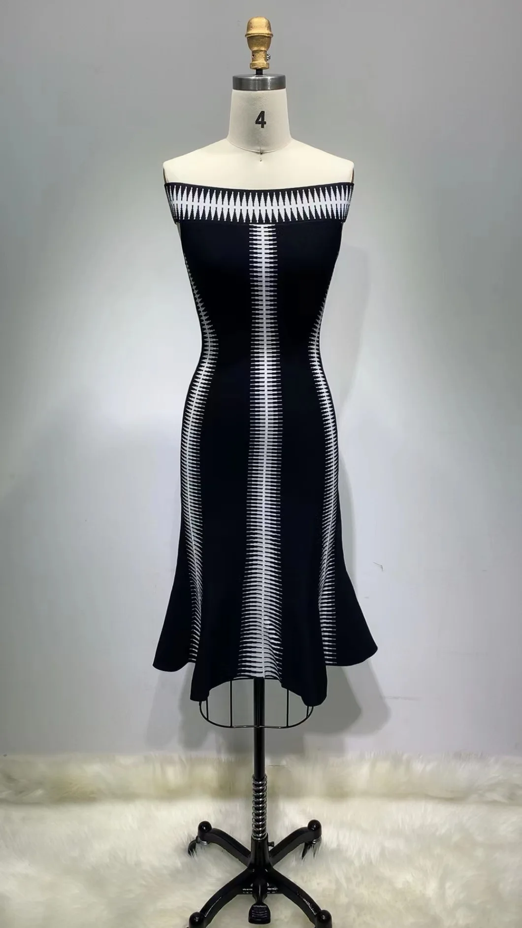 

Платье женское длинное облегающее на одно плечо, пикантное вечернее из вискозы, в черно-белую полоску, для ночного клуба, на лето