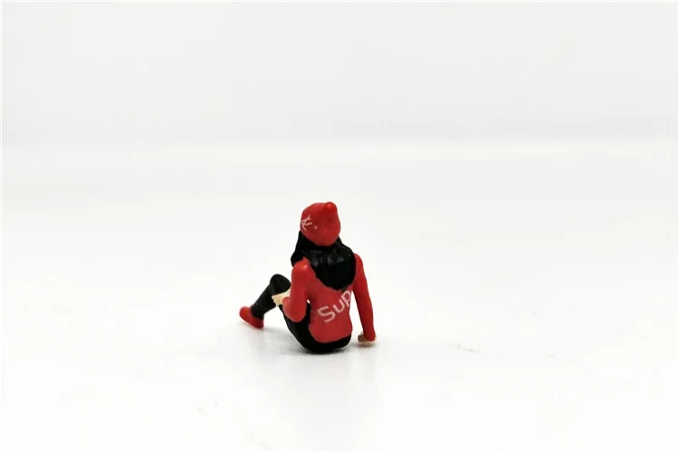 Фото Фигурка диорамы 1:64 SUPКрасная девочка в деревянной коробке упаковка №2