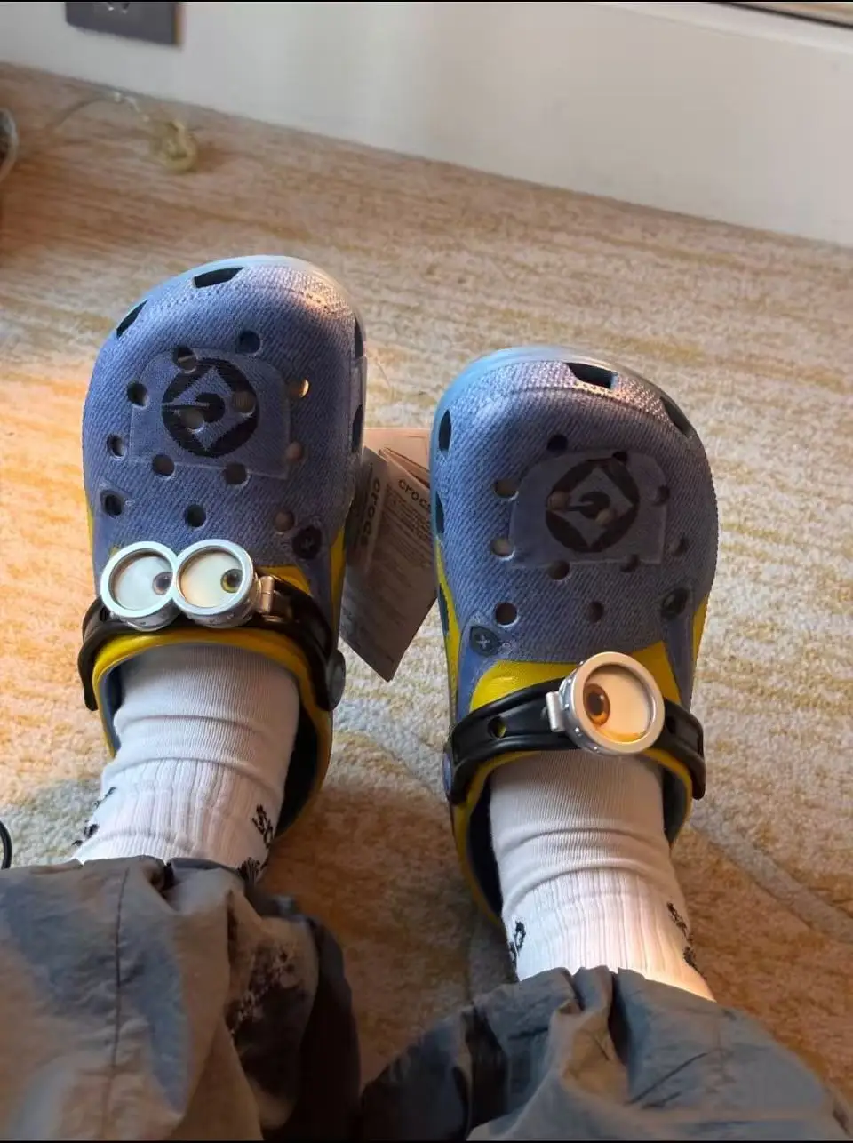 Фото Новые пляжные штаны-шлепанцы Minions с отверстиями: дышащие, нескользящие, водонепроницаемые и устойчивые к запаху. №1