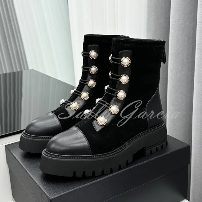 

Замшевые ботинки из натуральной кожи на толстой подошве, с жемчужинами и металлической пряжкой, на молнии сзади, роскошные Брендовые женские мотоциклетные ботинки с круглым носком