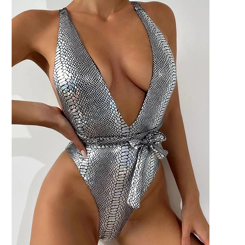 Женский слитный купальник с глубоким V-образным вырезом и открытой спиной