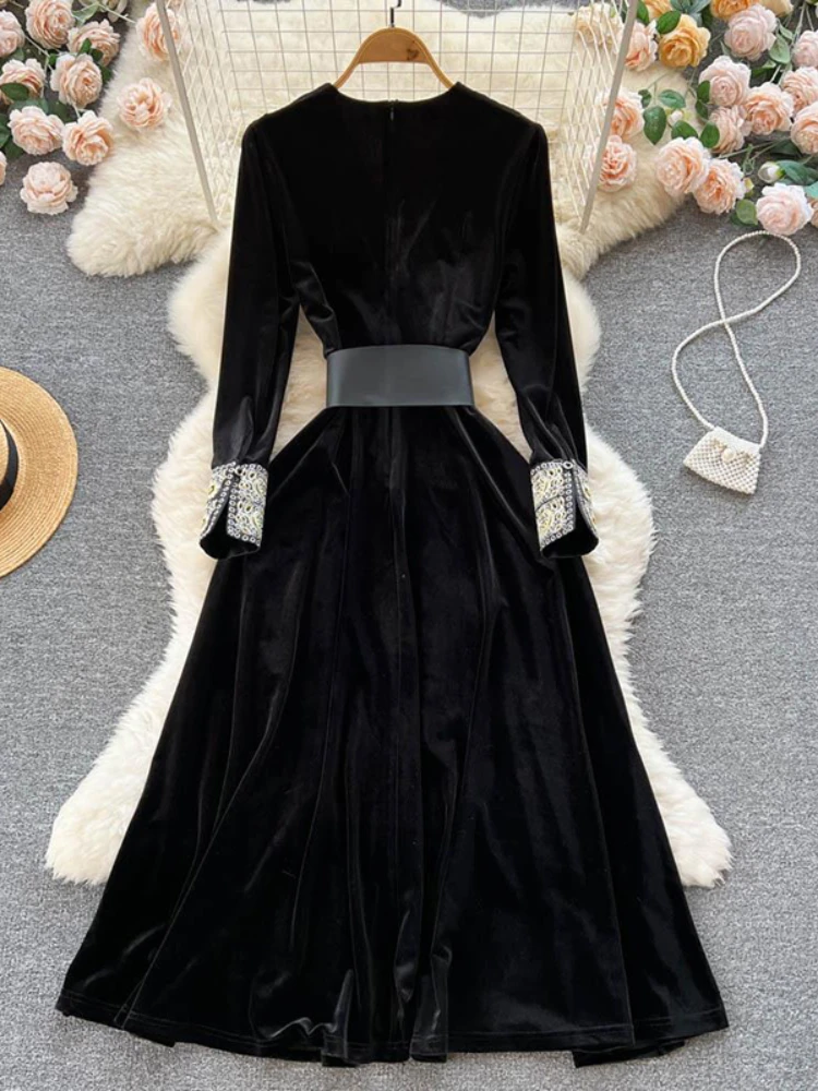 Женское бархатное платье с поясом