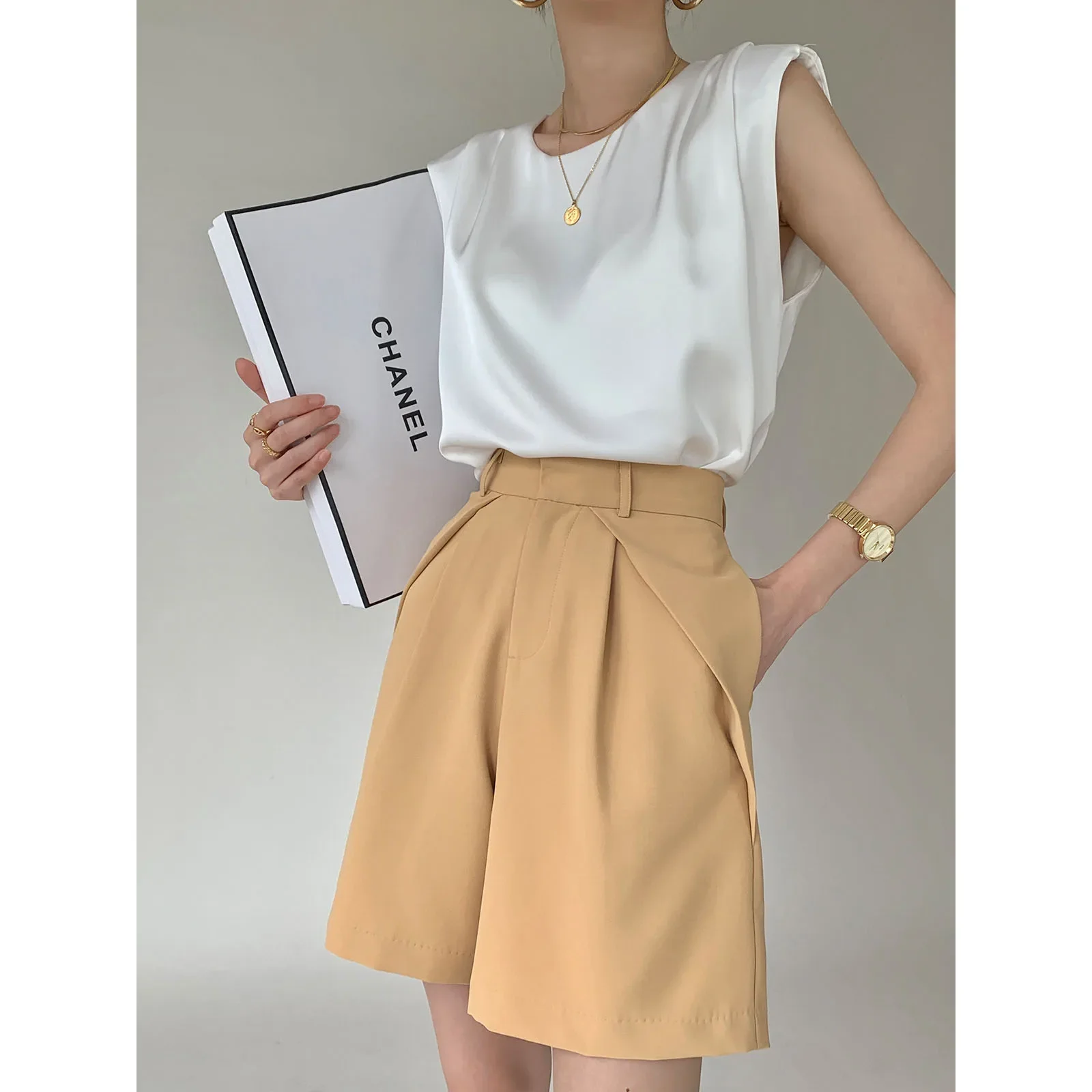 Лето 2024 новая модная футболка без рукавов с круглым вырезом женская летняя