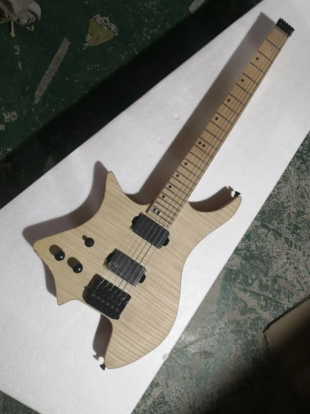 

24 fret left-handed electric guitar tiger grain natural wood veneer rose wood fingerboard closed pick up sound in stock 62