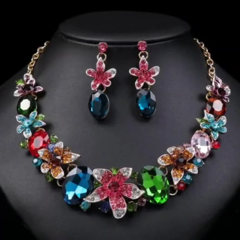 

2023 Summer New Diamond Gemstone Inlaid Necklace Earrings Two Sets of Exaggerated Retro Elegant Crystal Color Pattern Jewelry