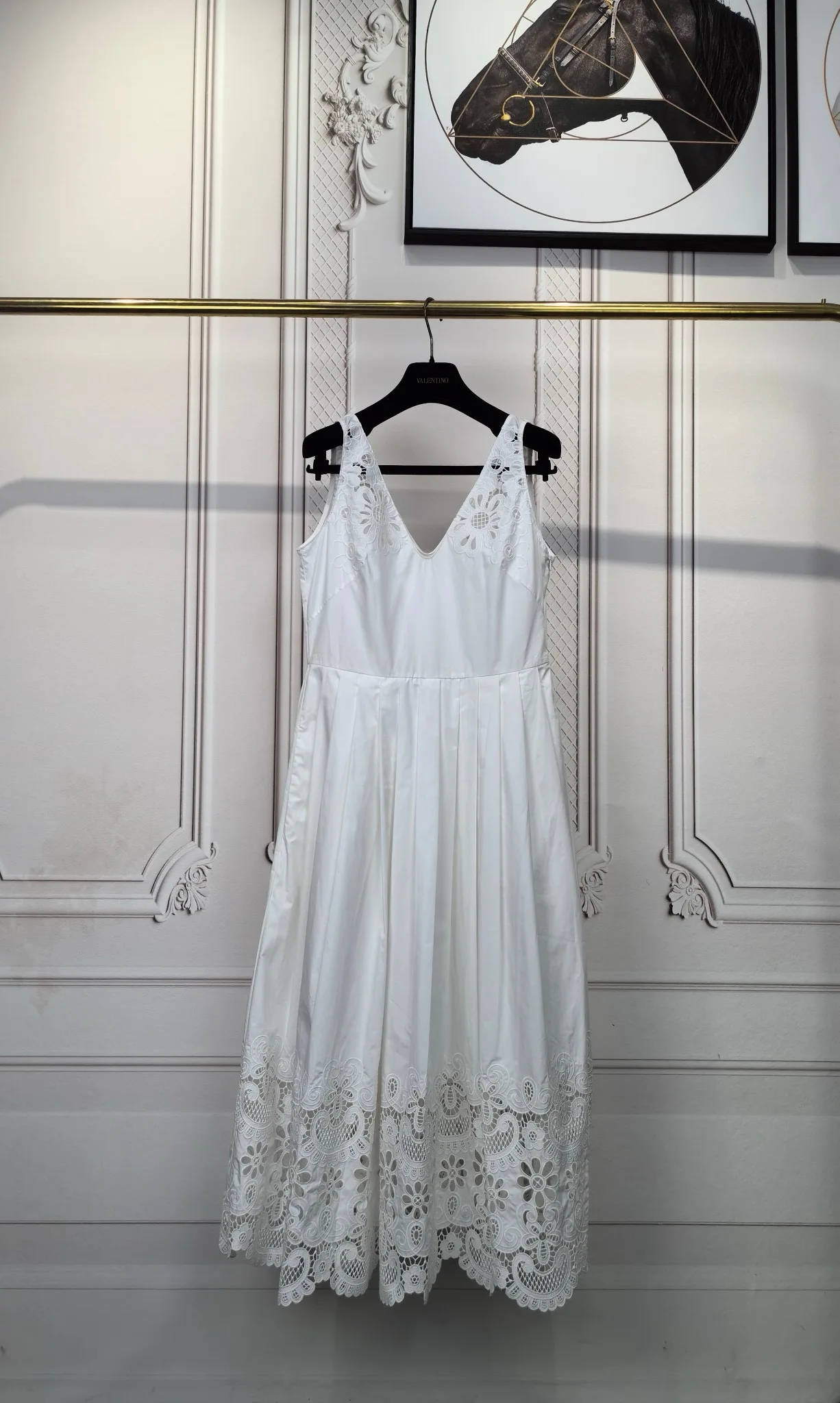 Женская хлопковая туника с вышивкой и V-образным вырезом