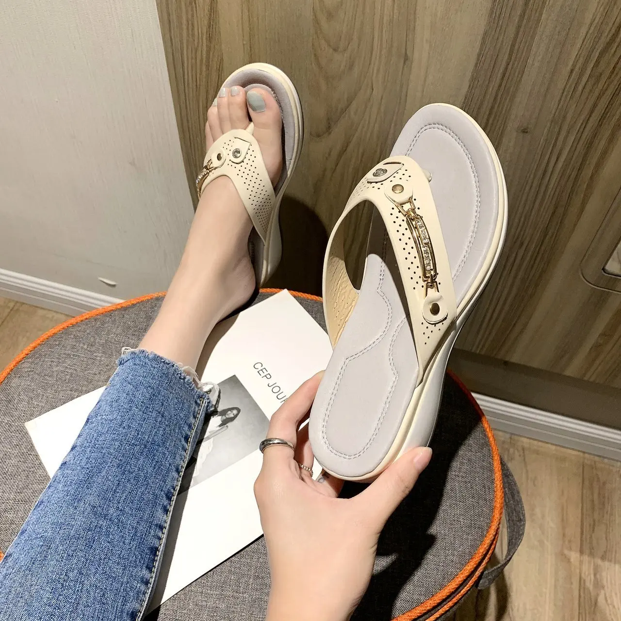 

Women Flip Flops Metal Button Slides Slippers Beach Sandals Non-Slip Casual Wedge Shoes Female Summer Slippers Sandals
