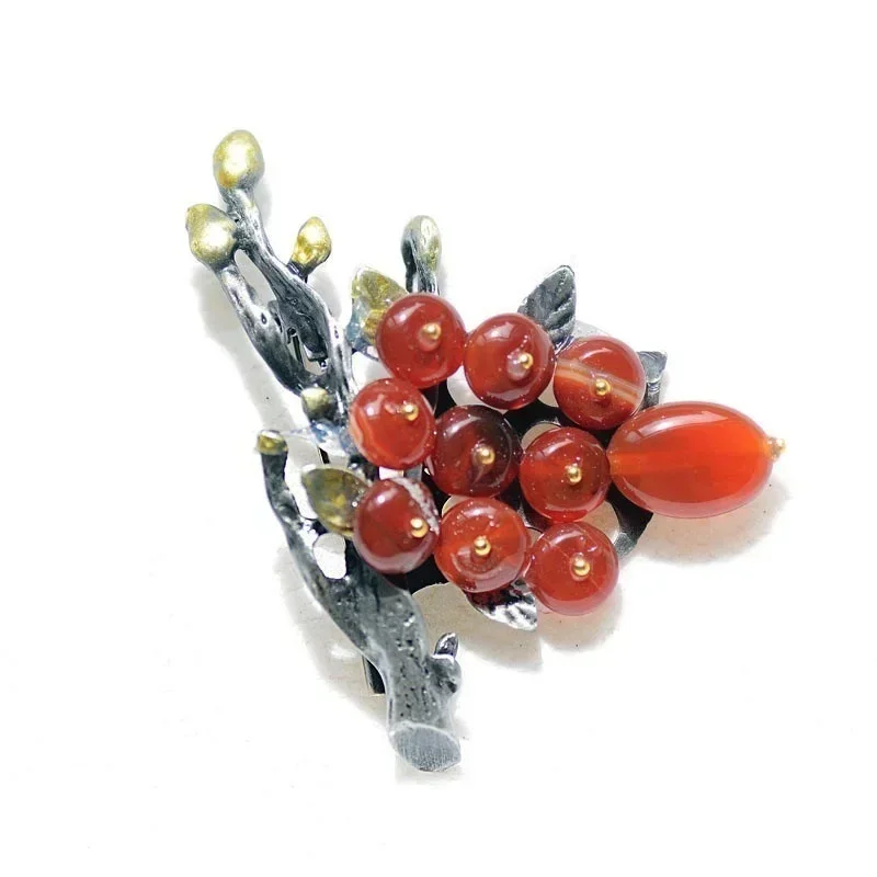 Брошь в виде цветка из натурального камня