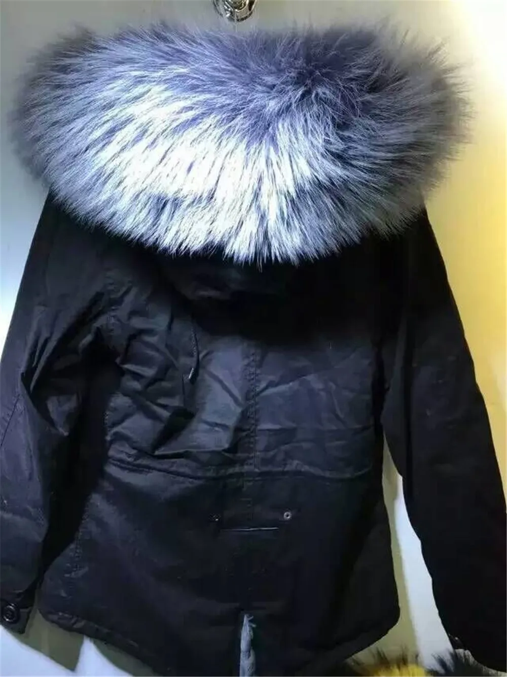 Женское зимнее пальто с большим воротником из меха енота | Женская одежда