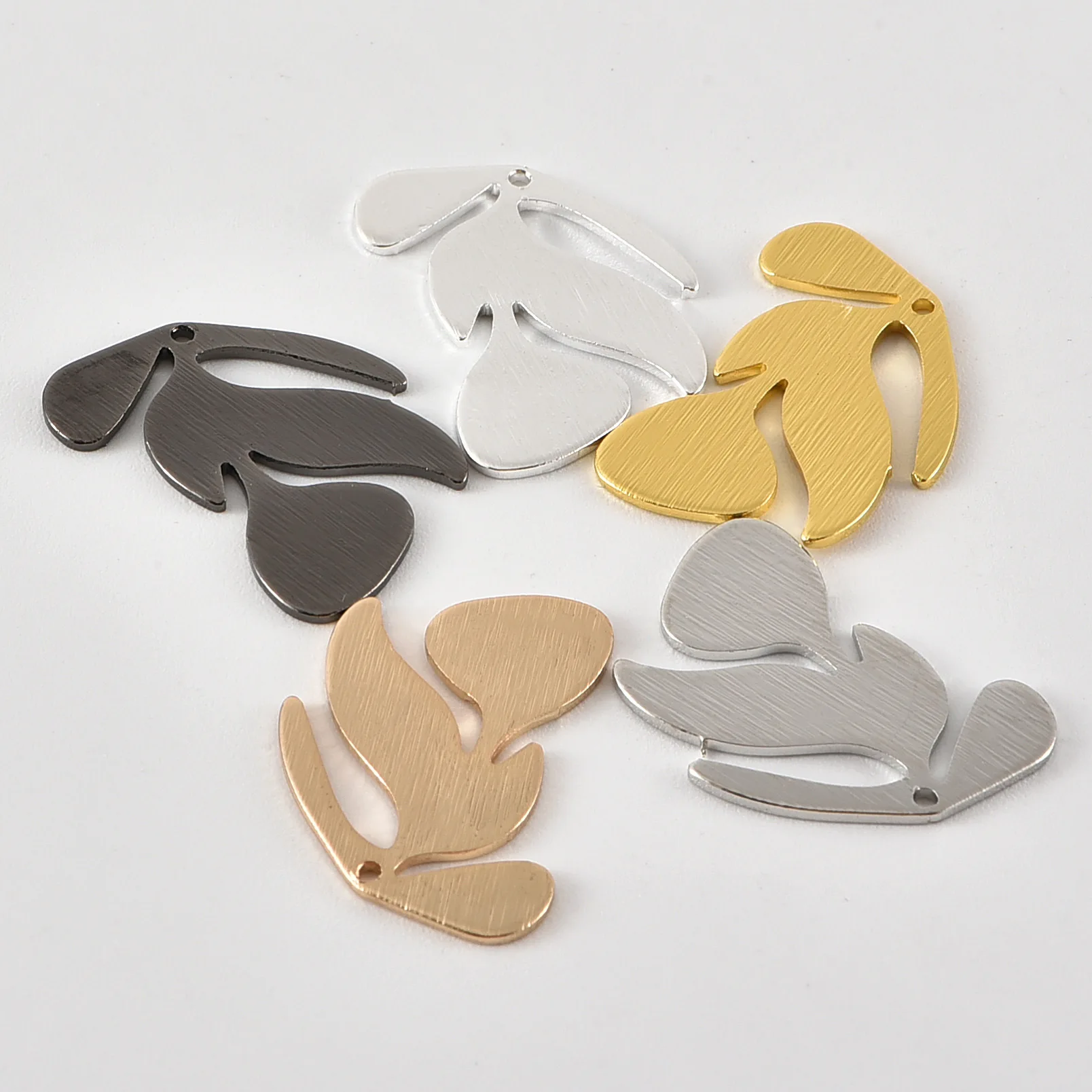 

Модные украшения из золотистой латуни 21x15 мм в форме листьев