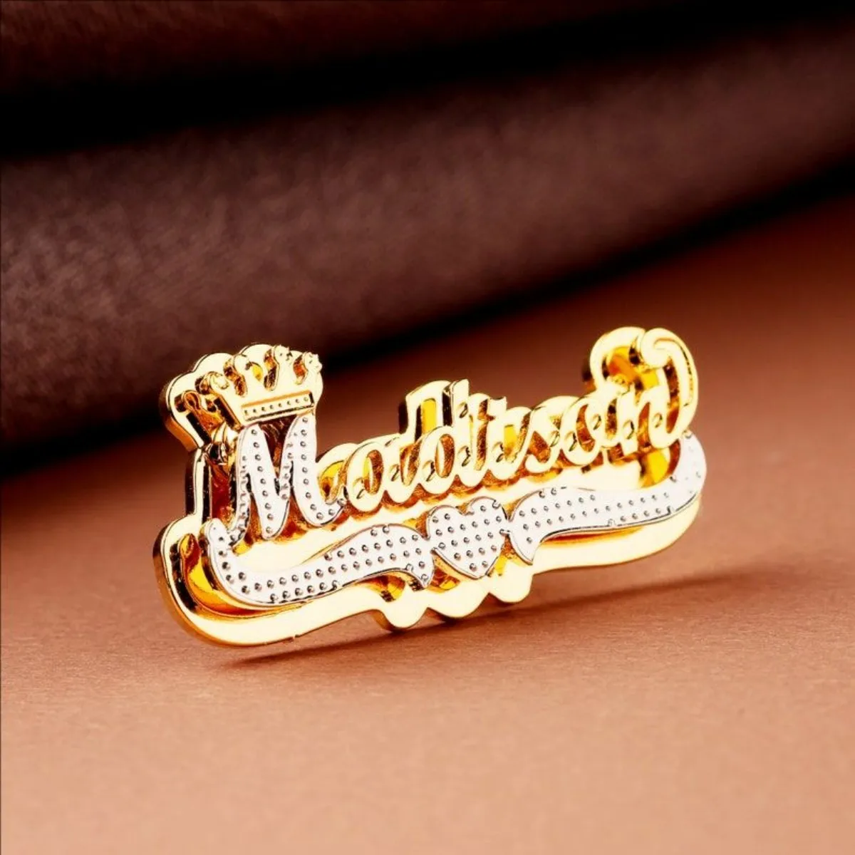 Серьги-гвоздики с именной табличкой и короной персонализированные двухцветные