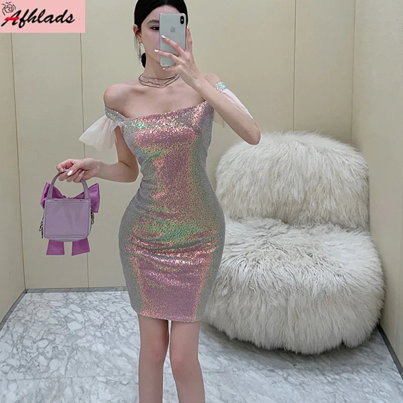 

Женское облегающее платье с блестками, с открытыми плечами и оборками