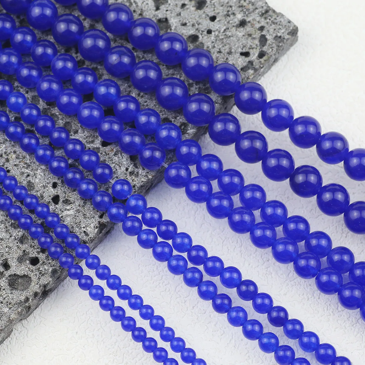 Бусины россыпью натуральный халцедон темно-синий камень фотоэлемент для