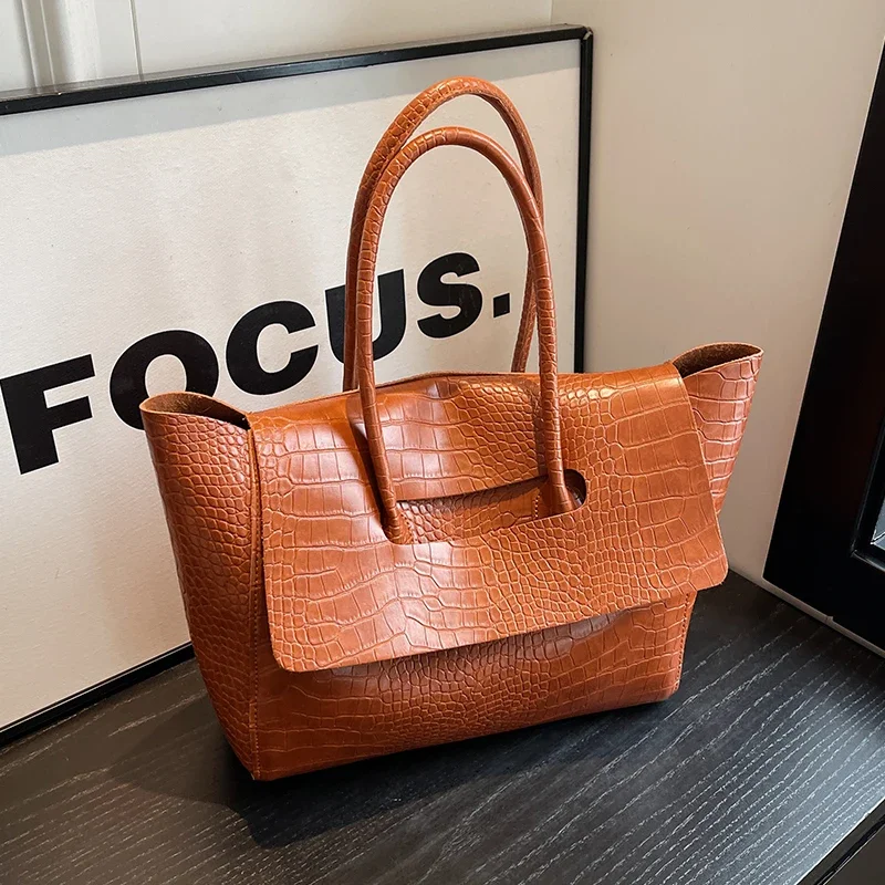 Роскошная женская сумка с крокодиловым узором и короткой ручкой через плечо 2024