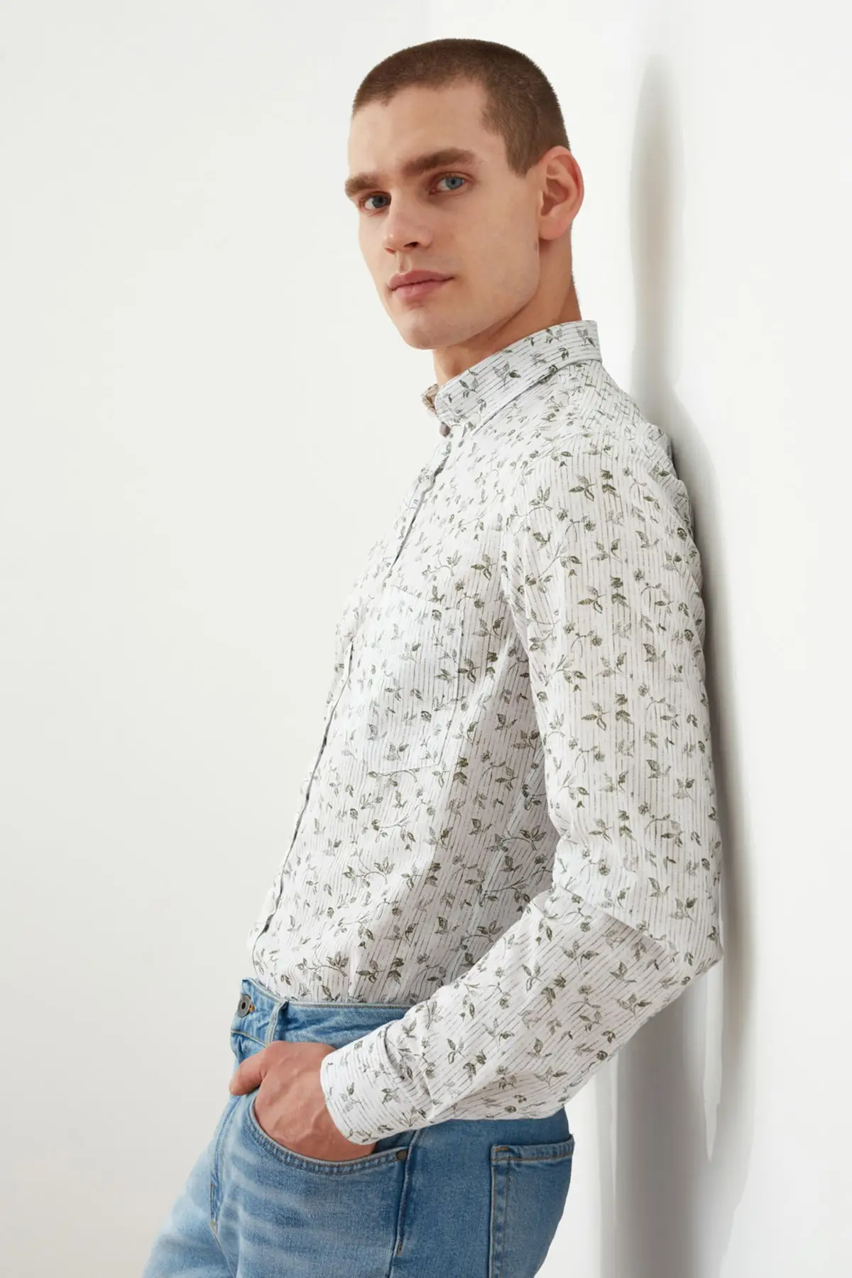 

Trendyol Male Slim Fit Button Collar Shirt TMNSS21GO0088