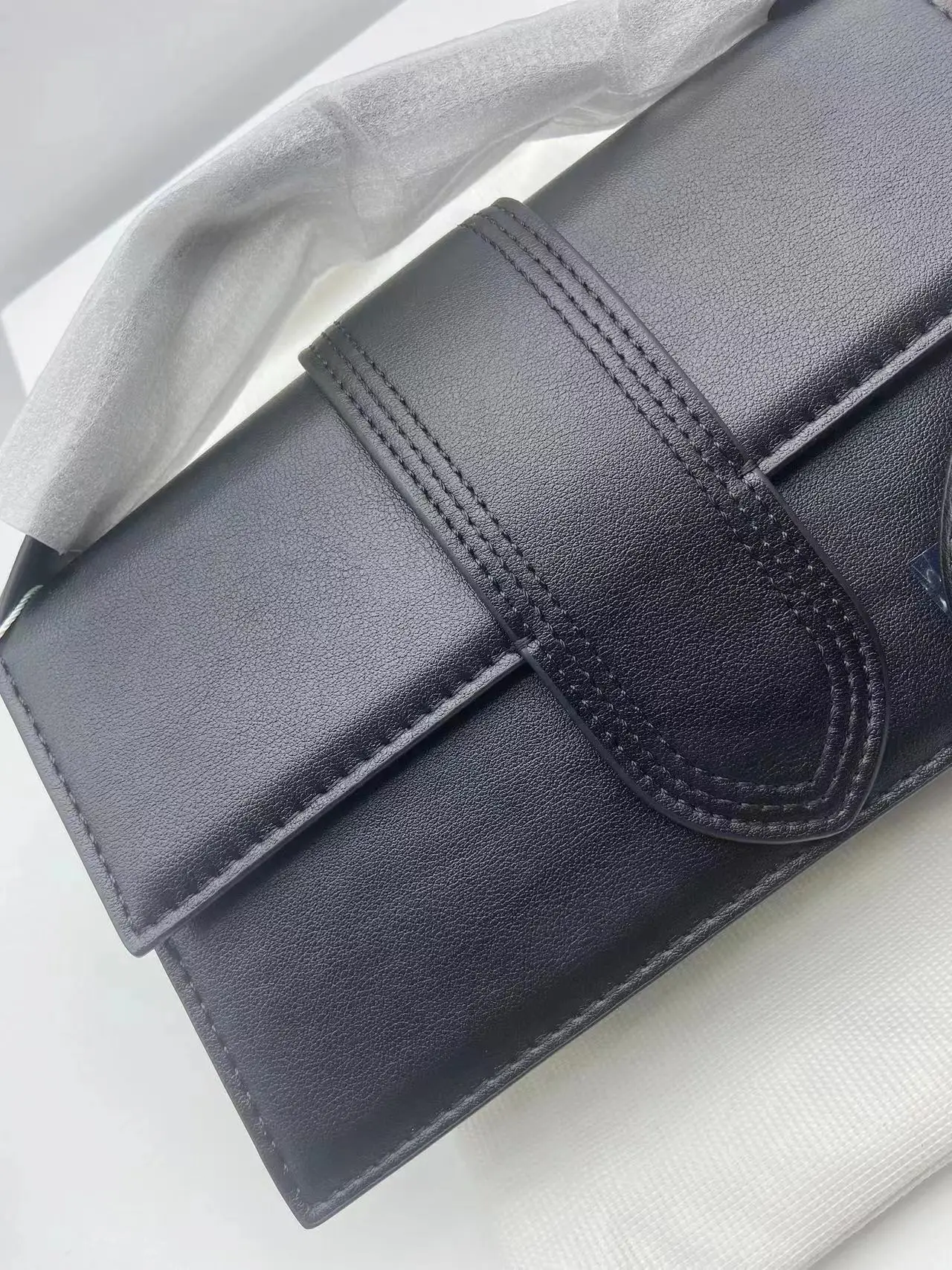 New messenger bag 2023 popular women's hand bag, suede high-quality handbag, advanced design Joker fashion ladies shoulder bag.