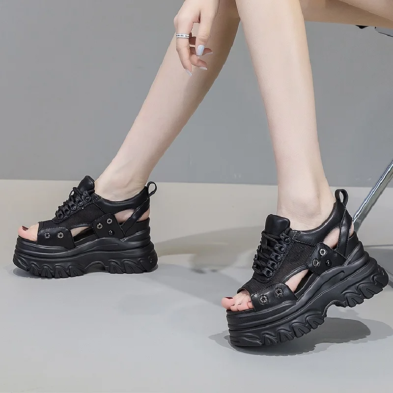 Женские босоножки из натуральной кожи на танкетке с открытым носком вырезами и